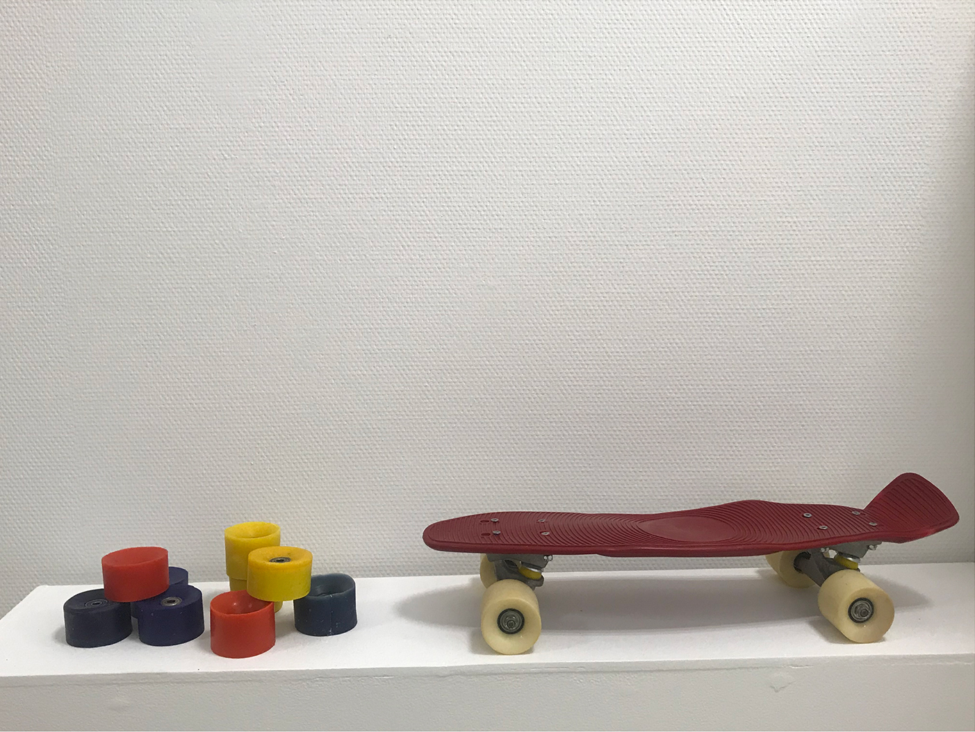L’accomplissement par l’usure: Sculptures, planche de skateboard, paraffine, cire d’abeille, huile de lin, pigments, 5 x 20 x 56 cm
 ©  Célia Bénard