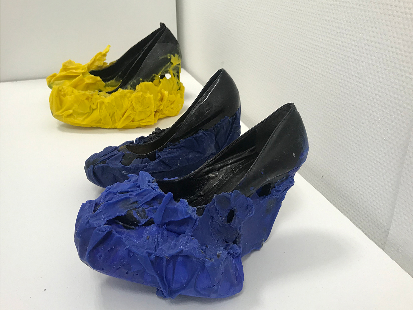 Éphémère: Sculpture-chaussure, chaussures à talon, paraffine, cire d’abeille, huile de lin, pigments, dimensions variables
 ©  Théo Gravelines